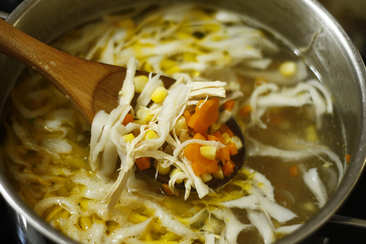 Cách làm món súp gà đậm đà trong dịp Tết bằng nồi lẩu điện đa năng